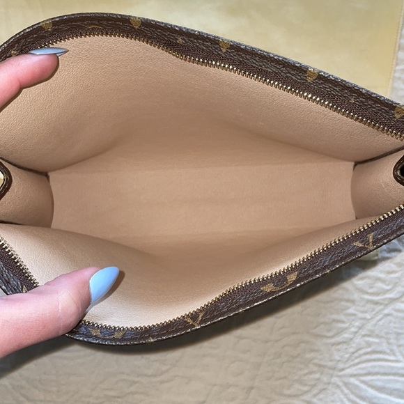 Louis Vuitton Toiletry Pouch 26 Discontinued - Picture 8 of 13